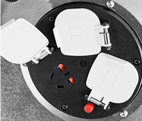 Earthed sockets with self-closing covers